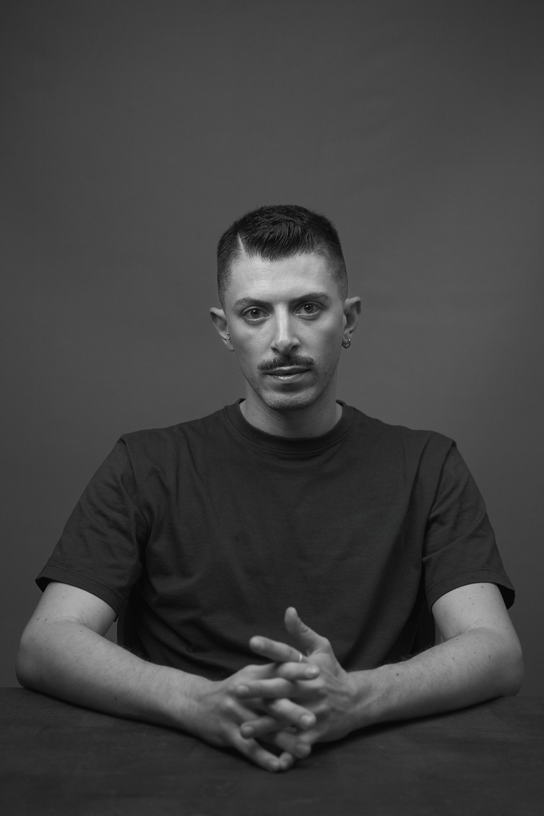 Retrato de autor en primer plano con iluminación editorial por Ana Carpio Retratos en Murcia